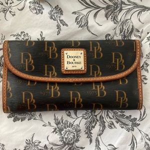 Dooney and bourke wallet